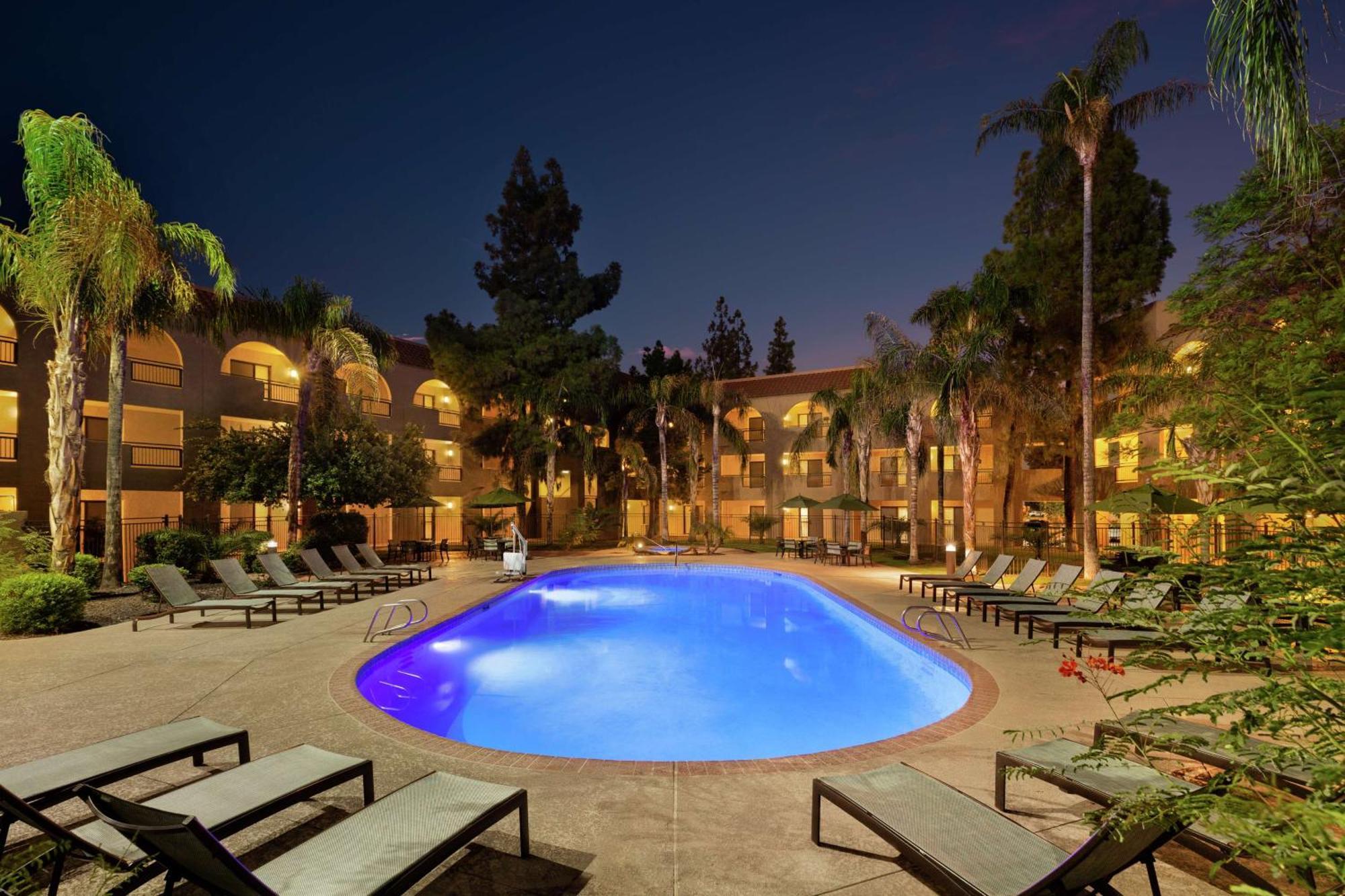 Embassy Suites By Hilton Phoenix Tempe Exterior photo